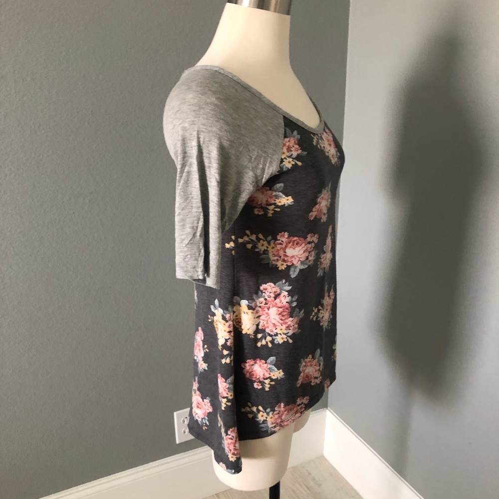 Threads Studio Floral High-Low Raglan T-Shirt Blouse - Picture 15 of 16